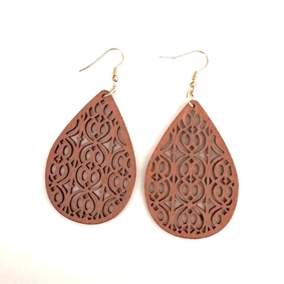 ⭐️ 5 for $25 Natural Wood Brown Painted Lightweight Earrings Gold Tone Hoops - Picture 1 of 7